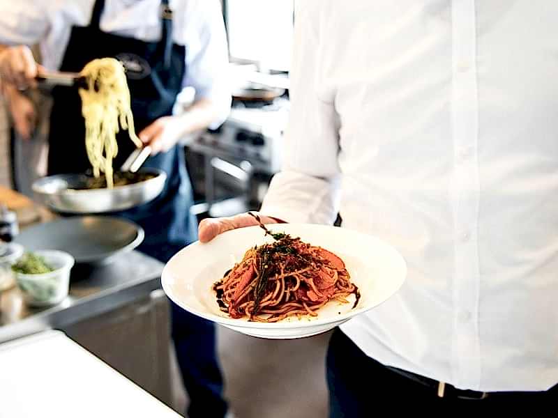 Taşıma Yemek mi, Yerinde Üretim mi? İkitelli, Başakşehir ve Sefaköy İçin Doğru Seçim Rehberi